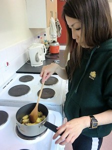 拿起鍋鏟煮飯是紓解學業壓力的一個方式,不但獲得成就感,也是學習安排自己飲食健康的過程