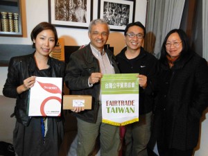 與國際公平貿易標籤組織祕魯辦公室代表合影。