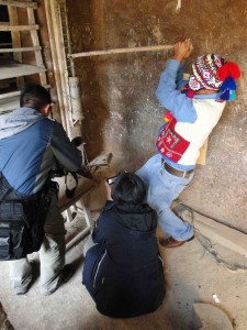 傳統的器具擠壓出來工整的陶磚,但非常費力。