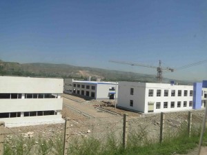 從蘭州到瑪曲,沿著公路經常可見新的工廠新建或是採砂石場