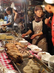 蘭州市正寧路夜市裡小吃以回民飲食為多