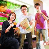 余宛如（左至右）、徐文彥和夥伴王銘岳，開的「生態綠」.jpg